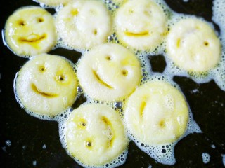 15、超可爱的笑脸土豆饼,反面也炸一下。