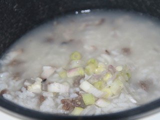 16、幸福早餐香菇瘦肉粥,放入葱花