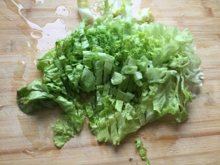 10、生菜肉丸粥,也切成小块。