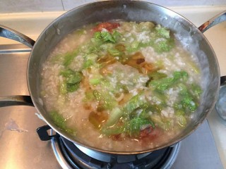 13、生菜肉丸粥,等我们的菜粥明显变得粘稠了以后就可以关火开吃啦。