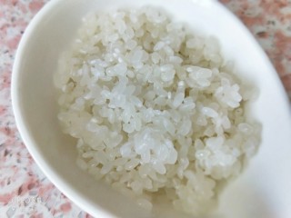 1、苋菜豆腐咸粥,煮粥的米淘洗干净