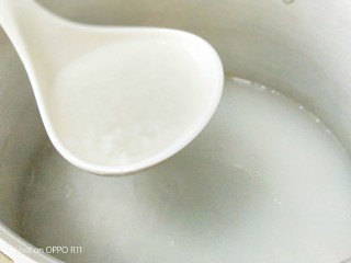 2、苋菜豆腐咸粥,洗好的米放锅里煮成白粥（用了高压锅省时间）