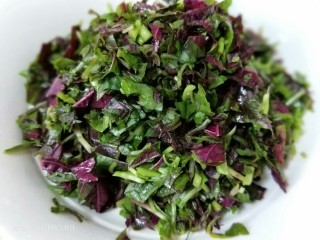 4、苋菜豆腐咸粥,红苋菜切碎备用