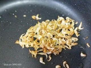 5、苋菜豆腐咸粥,锅里油烧热煎香虾皮
