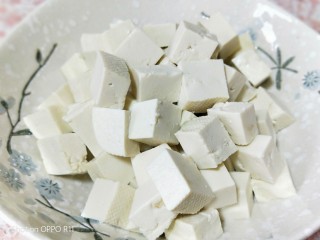 6、苋菜豆腐咸粥,老豆腐切小块儿备用