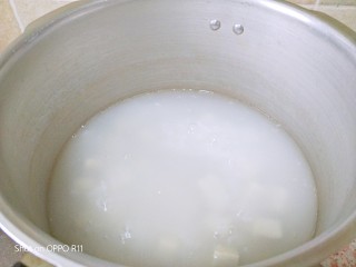 7、苋菜豆腐咸粥,锅里粥煮好揭盖放入豆腐煮一会儿