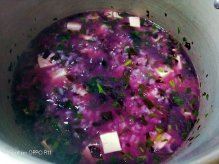 10、苋菜豆腐咸粥,颜色煮出来后特别漂亮