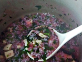 11、苋菜豆腐咸粥,加适量盐调味
