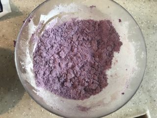 5、紫薯糖心糯米滋,搅拌均匀