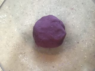 7、紫薯糖心糯米滋,揉成团，不能太硬不好包