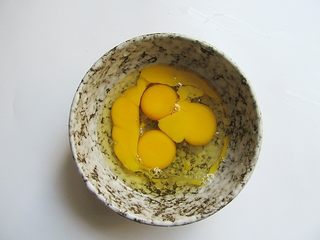 2、虾皮秋葵水蒸蛋，补钙又美味,准备一个大一点的碗，将鸡蛋磕入碗中