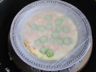 11、虾皮秋葵水蒸蛋，补钙又美味,蒸至蛋液凝固大约10分钟左右即可关火