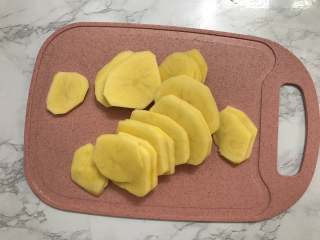 1、芝士焗土豆泥,土豆去皮,清洗干净,切成薄片。