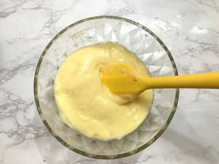 3、芝士焗土豆泥,把蒸熟的土豆放入料理机中,加入适量牛奶,搅打成顺滑的土豆泥。如果没有料理机,可以用勺子将土豆压成泥,再加入牛奶,搅拌均匀。