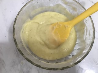 4、芝士焗土豆泥,土豆泥中加入适量黑胡椒粉、盐,搅拌均匀。