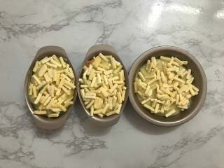 6、芝士焗土豆泥,把土豆泥倒入耐高温模具中,撒上适量的马苏里拉芝士。