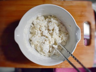 5、紫薯烧饼,边倒边用筷子搅拌成絮状。