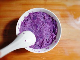 9、紫薯烧饼,将蒸熟的紫薯去皮，加入一勺白砂糖，并用勺子将紫薯捣成紫薯泥。