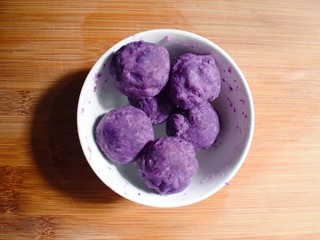 10、紫薯烧饼,用手将紫薯泥揉成丸子状，备用。