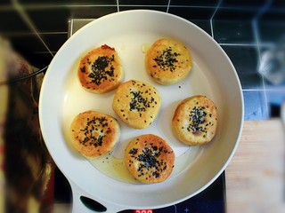 20、紫薯烧饼,煎至饼的两面金黄，即可出锅。