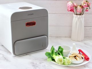 1、青口火腿青菜粥,首先备齐所有的食材,青口肉从冰柜取出解冻。