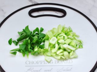 4、青口火腿青菜粥,青菜摘洗干净后,用刀切碎,注意根茎和叶分开区别。