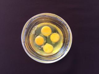2、爱心玉子烧,将鸡蛋打入大碗中
