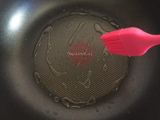 6、爱心玉子烧,热锅刷上少许食用油后转中小火（以防煎得太老）