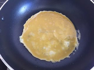 7、爱心玉子烧,倒入1/3的鸡蛋液