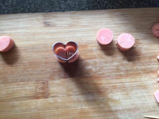 12、爱心玉子烧,接着把火腿肠切成小段，用模具压成小心形待用（我家刚好只剩小火腿，所以我用了拼接的方法）