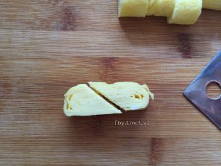 14、爱心玉子烧,再从中间斜切，就能拼成一个爱心啦