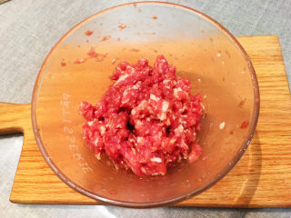 2、苏格兰炸鸡蛋-鸡蛋的花式吃法,肉馅加上盐，黑胡椒，生抽，蚝油，五香粉，用筷子一个方向搅拌上劲，中间可以加一次水，增加粘性。