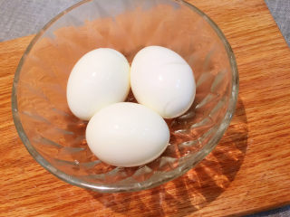 3、苏格兰炸鸡蛋-鸡蛋的花式吃法,水开加鸡蛋中火煮5-8分钟捞出过凉水，这样出来的刚好是溏心蛋效果。