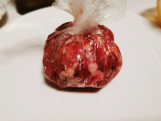 5、苏格兰炸鸡蛋-鸡蛋的花式吃法,保鲜膜包紧定型一下