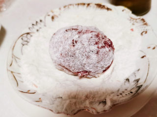 6、苏格兰炸鸡蛋-鸡蛋的花式吃法,定型好的鸡蛋裹上面粉