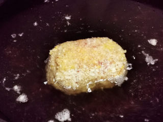 9、苏格兰炸鸡蛋-鸡蛋的花式吃法,7成油温中火炸5-8分钟，表面金黄就可以了