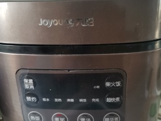 5、大碴子粥,电饭煲按煮粥键