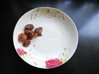 2、桂圆莲子八宝粥,准备桂圆。