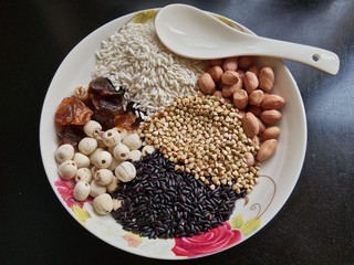 7、桂圆莲子八宝粥,准备荞麦。