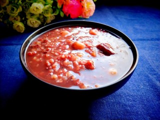 13、桂圆莲子八宝粥,时间到,桂圆莲子八宝粥煮好了,加入冰糖,可以美美的享用了。