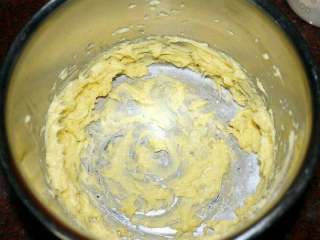 9、凤梨酥『简单版』,慢慢加入鸡蛋，打发成上图状。