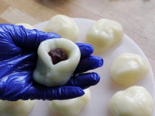 8、闽台风味茶点心豆沙糯米糍,11．捏合起来。