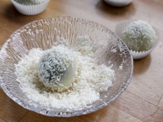 9、闽台风味茶点心豆沙糯米糍,12．裹上椰蓉丝，放在小纸盒中。像这样依次做好其它的。