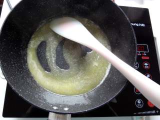 3、好吃到流眼泪的网红雪花酥,将黄油放入阳晨牛轧糖锅内，小火慢慢融化