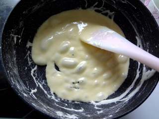 5、好吃到流眼泪的网红雪花酥,5.边按压边搅拌至完全融化