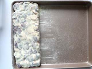 10、好吃到流眼泪的网红雪花酥,整形好后趁温热撒上奶粉，两面都要撒上奶粉