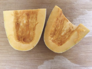 1、红薯南瓜粥,南瓜去皮去囊。