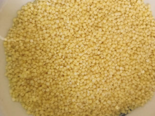 4、红薯南瓜粥,小米用清水洗干净