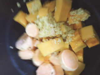 5、红薯南瓜粥,把所有食材放进电饭煲