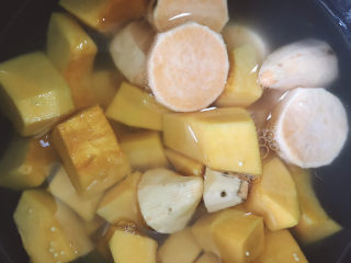 6、红薯南瓜粥,加入没过食材的水。按下煮粥键煮到自动结束即可